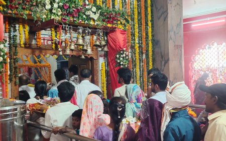प्रयागराज के आलोप शंकरी शक्तिपीठ में महानवमी पर उमड़ी भीड़:फूलों से सजा मंदिर, बोले भक्त- अगले बरस मां जल्दी आना