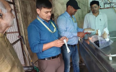 नेतराम, कामधेनु, हीरा हलवाई, सुलाकी समेत 18 दुकानों पर छापेमारी:प्रयागराज की खाद्य सुरक्षा की टीम ने 15 सैंपल भर जांच को भेजे