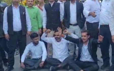 फॉर्च्यूनर की टक्कर से अधिवक्ता गंभीर घायल:बहराइच में मुकदमे की मांग पर लोगों ने सड़क जाम की, आश्वासन पर माने
