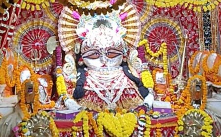 हाथरस के मंदिरों में महानवमी पर उमड़ी भक्तों की भीड़:सुबह से घरों और मंदिरों में हवन,कन्या-लंगूरा जिमाए, जय माता दी के जयकारे
