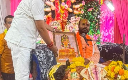 ककवन के दुर्गा मंदिर में रामकथा:समाजसेवी ने कथावाचक व कलाकारों को किया सम्मानित