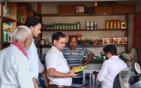 सोनभद्र में खाद-बीज दुकानों पर छापा:दो दुकानों के लाइसेंस निलंबित, एक को नोटिस; खाद-बीज के 10 नमूने जांच को भेजे