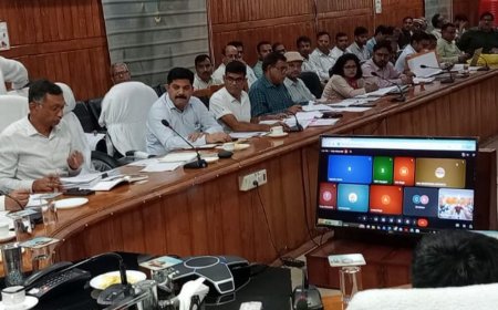 DM ने CMO समेत कई अधिकारियों का वेतन रोका:जनकल्याणकारी योजनाओं में लापरवाही पर सख्त, स्पष्टीकरण मांगा