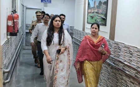 जिलाधिकारी ने जिलाकोषागार का निरीक्षण करपेंशन सुविधाओं का जायजा लिया:पेंशनर हेल्प डेस्क, लाउंज, डबल लॉक, सीसीटीवी और अग्निशमन व्यवस्थाएं देखीं