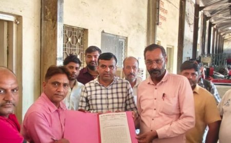 मेरठ में डग्गेमार वाहनों पर रोक लगाने की मांग:रोडवेज कर्मचारियों ने राजस्व नुकसान का हवाला देते हुए किया प्रदर्शन