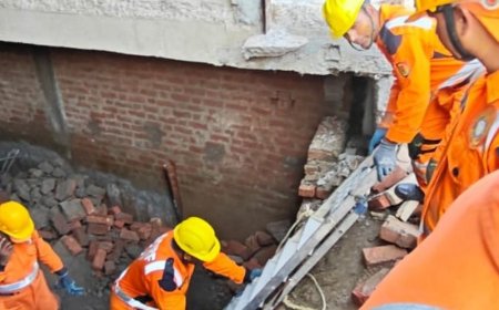 बेसमेंट की शटरिंग खोलते समय स्लैब गिरा:उन्नाव में 2 मजदूरों की मौत, 1 घायल; SDRF ने चलाया रेस्क्यू ऑपरेशन