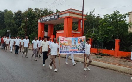 राष्ट्रीय एकता दिवस पर पुलिसकर्मियों ने दौड़ लगाई:सिद्धार्थनगर में निरीक्षक चंद्र प्रताप सिंह ने हरी झंडी दिखाई