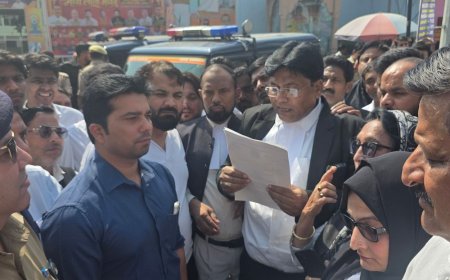 संभल में वकीलों का प्रदर्शन, प्रोटेक्शन एक्ट की मांग:पश्चिमी यूपी में हाईकोर्ट बेंच की स्थापना और दुर्व्यवहार करने वालों पर कार्रवाई की मांग