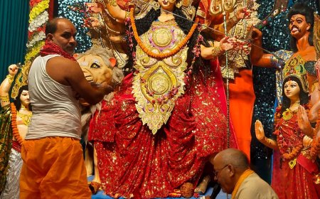 मऊ में मां दुर्गा के प्रतिमाओं की प्राण-प्रतिष्ठा:दिक मंत्रोच्चार उपरांत खुले पट, मंगलवार दशहरा मेला बाद विसर्जन