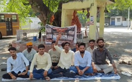 लखनऊ विश्वविद्यालय में छात्रों के धरने का चौथा दिन:हॉस्टल में रूम न मिलने पर कर रहे प्रदर्शन, मेरिट के आधार पर कमरे की मांग