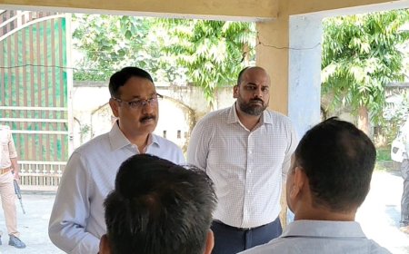 जिलाधिकारी ने कैंप दिवस पर मतदान केंद्रों का किया निरीक्षण:मतदाता सूची पुनरीक्षण अभियान के तहत दिए जरूरी निर्देश
