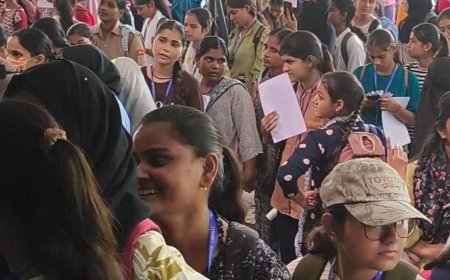 आखिरी दिन परीक्षा फॉर्म जमा करने पहुंचे छात्र:बरेली कॉलेज में लंबी कतारों के बीच धक्का-मुक्की; प्रशासन ने संभाली व्यवस्था