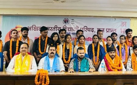 एमजेपीआरयू यूनिवर्सिटी के एजुकेशन डिपार्टमेंट में हुआ छात्र महोत्सव:विभाग संगठन मंत्री विकास गोला ने कहा- छात्र हितों के लिए करेंगे काम