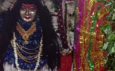 शीतला माता मंदिर में अष्टमी पर उमड़ी श्रद्धालुओं की भीड़:महागौरी स्वरूप में हुआ माता रानी का भव्य श्रृंगार,दर्शन-पूजन के लिए लगी कतारे