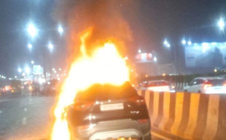 गाजियाबाद में XUV 300 में लगी भीषण आग:आग की लपटें उठीं तो दिल्ली- मेरठ एक्सप्रेस पर वाहन रुके, दमकल ने आग पर काबू पाया