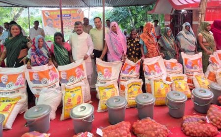 रूदौली में बाढ़ पीड़ित 350 परिवारों को राहत किट बांटी:14 चरणों में अब तक 4090 परिवारों को मिली मदद; फसल नुकसान का भी सर्वे