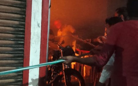 सुल्तानपुर में बाइक शोरूम में लगी आग, बाइकें जलीं:धुआं निकलता देख ग्रामीणों में मचा हड़कंप, नुकसान का आकलन बाकी
