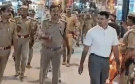 बलरामपुर डीएम-एसपी ने त्योहारों पर सुरक्षा को लेकर किया फ्लैग-मार्च:शारदीय नवरात्रि और दशहरा को लेकर पुलिस अलर्ट, ड्रोन से निगरानी