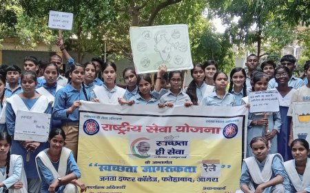 आगरा में स्वच्छता जागरूकता रैली आयोजित:स्वयंसेवकों ने निकाली जागरूकता यात्रा, नारों से दिया साफ-सफाई का संदेश