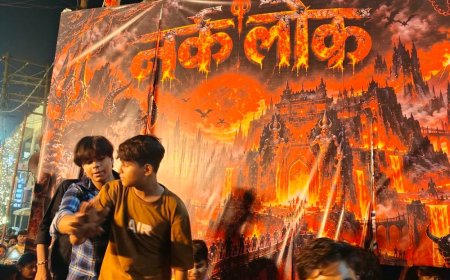 सुल्तानपुर में दुर्गा पूजा के अंतिम दिन उमड़े लाखों श्रद्धालु:नरक लोक की झांकी देखने रातभर लगी रही कतार, सोमवार को निकलेगी विसर्जन शोभायात्रा