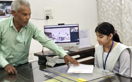कन्नौज में एक दिन की DM बनीं 10वीं की टॉपर:कानून-गो की मां ने बेटे के ट्रांसफर के लिए पत्र सौंपा, तत्काल मिला ट्रांसफर लेटर