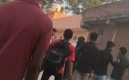 रामलीला मेले में छात्रों के दो गुट भिड़े, VIDEO:बेल्टों से की मारपीट, पुलिस वीडियो से युवकों की पहचान में जुटी