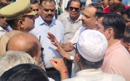 आगरा में खेरिया मोड़ पुल बंद करने पर हंगामा:जर्जर सड़क की मरम्मत कराई जा रही; तीन महीने तक बंद रहना है पुल