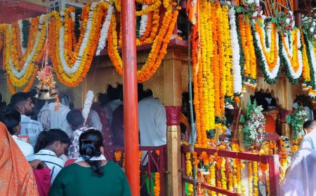 अयोध्या में नवरात्र के पांचवें दिन मां स्कंदमाता की पूजा:तीन हजार पंडालों में गूंजे जयकारे, भोर से मंदिरों में उमड़ी भीड़