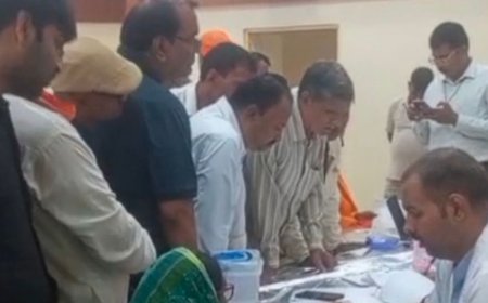 बलिया में व्यापार मंडल ने लगाया नि:शुल्क स्वास्थ्य शिविर:लखनऊ के डॉक्टरों ने मरीजों की जांच कर सलाह दी, बीपी, शुगर, ईसीजी समेत कई जांचें नि:शुल्क हुईं