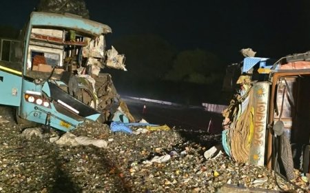 यमुना एक्सप्रेसवे पर दो बसें कैंटर से टकराईं:मथुरा में 30 से 35 यात्री घायल; कांच से भरा कैंटर पलटा