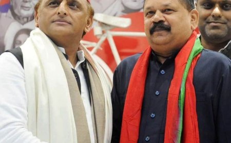 पूर्व IPS आदित्य प्रकाश वर्मा सपा में हुए शामिल:अखिलेश यादव ने दिलाई सदस्यता, हाथरस की राजनीति में बढ़ी हलचल