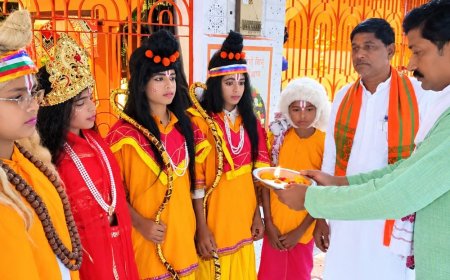 मऊ में रामलीला का मंचन:कलाकारों ने श्रीराम और महर्षि भारद्वाज के मिलन की लीला प्रस्तुत की