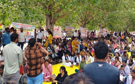 लखनऊ में लिखित निर्णय तक धरना जारी:कैडर निर्माण और नियमितीकरण पर लिखित निर्णय तक आंदोलन जारी रखेगा संयुक्त मोर्चा