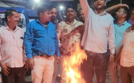 उन्नाव में भाजपा कार्यकर्ताओं ने खड़गे का पुतला फूंका:पीएम मोदी के दिवंगत पिता पर टिप्पणी के विरोध में की नारेबाजी