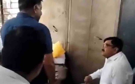 गोरखपुर में मंडलायुक्त ने सरकारी कार्यालयों का औचक निरीक्षण किया:फरियादियों से पूछा कब से लगा रहे चक्कर, लापरवाही पर अधिकारियों को फटकारा
