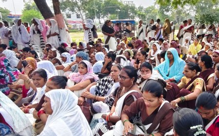 कौशाम्बी में आशा-आंगनवाड़ी कार्यकर्ताओं का प्रदर्शन:24 घंटे काम लेने का आरोप, 23 अक्टूबर को प्रदर्शन की चेतावनी