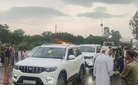 सिसाना के पास ट्रैक्टर डिवाइडर से टकराया:पीछे से कार भी भिड़ी, कोई घायल नहीं; सड़क पर जाम लगा