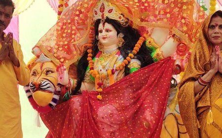 मुरैना में मां दुर्गा की प्रतिमा स्थापित:नवरात्रि पर मंदिर परिसर में भक्ति का माहौल, सुबह-शाम हो रही आरती