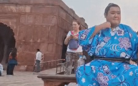 ताजमहल पहुंचे जापान के सूमो रेसलर योशिनोरी ताशिरो:सेल्फी लेने के लिए पर्यटकों में मची होड़, टीवी शो की शूटिंग के लिए आए थे