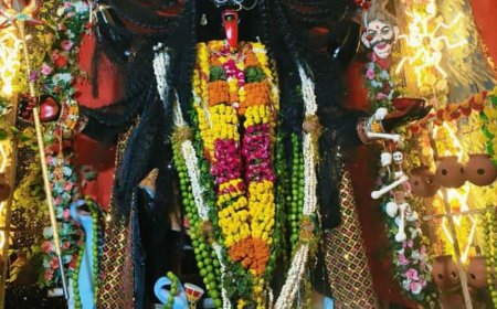 झांसी में मां काली की आरती आयोजित:पूजा पंडाल में 56 भोग, मध्यरात्रि महाआरती संग सुंदरकांड पाठ आयोजन