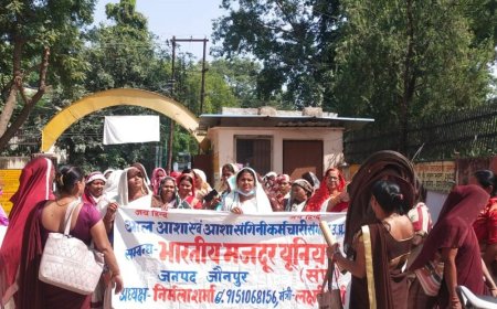 जौनपुर में आशा कार्यकर्ताओं का प्रदर्शन:सीएमओ कार्यालय पर नारेबाजी, न्यूनतम मानदेय राज्य कर्मचारी का दर्जा देने की मांग