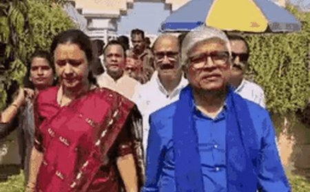 आराधना ने स्वराज भवन से फूंका यूपी चुनाव का बिगुल:पूर्वांचल के 12 जिलों का केंद्र प्रयागराज, संगठन की बैठक कर दिया संदेश