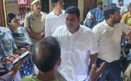 डीएम ने रात में रैन बसेरों का औचक निरीक्षण किया:सीतापुर में बाढ़ प्रभावितों से हाल जाना, भोजन-पानी पहुंचाने के निर्देश