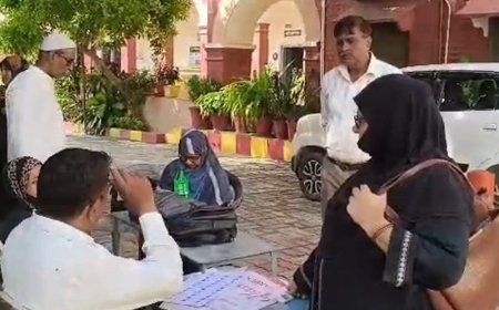 मतदाता सूची में नाम जुड़वाने का आज आखिरी मौका:जिले के सभी मतदान केंद्रों पर शाम 4 बजे तक लगेंगे विशेष शिविर, डीएम ने की अपील