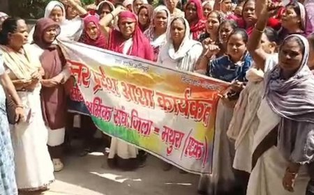 आशा कार्यकर्ताओं ने 28 हजार वेतन और स्थायी नौकरी मांगी:3500 रुपये मानदेय में परिवार चलाना मुश्किल बताकर जिलाधिकारी कार्यालय पहुंचीं