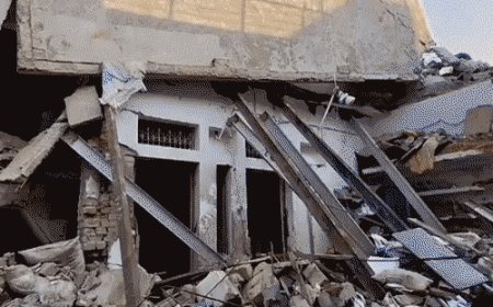राजू के मकान से नीले-ड्रम में 5 बोरी बारूद मिली:वाराणसी में पड़ोसी बोले- गृहस्थी बर्बाद, हमें मुआवजा कब मिलेगा; मलबे में अब भी गंध