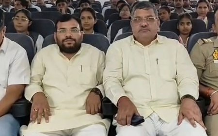 स्कूल में परिवहन विभाग ने चलाया सड़क सुरक्षा अभियान:बिजनौर में छात्रों को बताए यातायात नियम, एआरटीओ और भाजपा नेता भी हुए शामिल