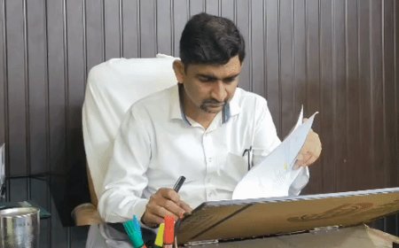 अयोध्या में नवरात्र पर खाद्य विभाग की छापेमारी:कुट्टू के आटे समेत व्रत की खाद्य सामग्री के नमूने लिए, 2 टीमें कर रहीं निगरानी
