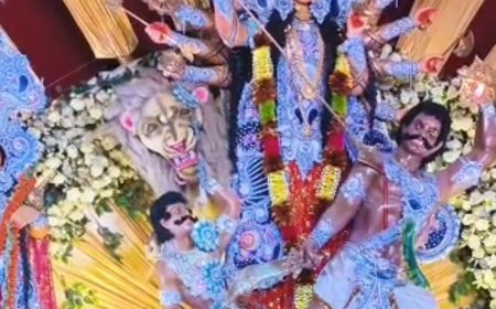 मिर्जापुर दुर्गा पंडालों में विजयदशमी पर उमड़ी श्रद्धालुओं की भीड़:सुंदरघाट के हरि सभा भवन में 86 साल से हो रही मूर्ति स्थापना, घंटाघर पार्क में भी सैलाब