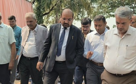 मऊ पहुंचे ICAR के महानिदेशक डॉ. एमएल जाट:दलहन-तिलहन का उत्पादन बढ़ाने पर मंथन, जलकुंभी से बने हस्तशिल्प उत्पाद देखे